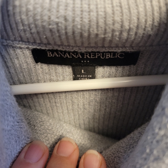 Men's Banana Republic Sweater - Picture 2 of 3